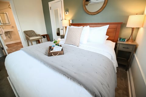 Room, Private Bathroom (Traditional Queen Room) | Iron/ironing board, free WiFi, bed sheets