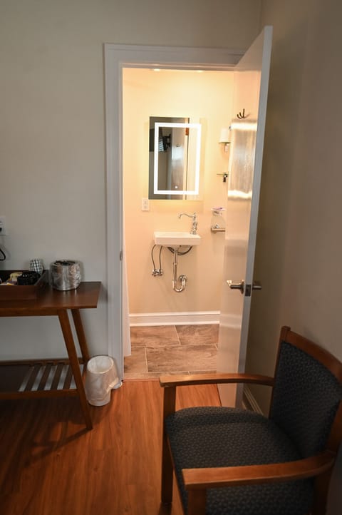 Room, Private Bathroom (Traditional Queen Room) | Bathroom | Shower, designer toiletries, hair dryer, towels