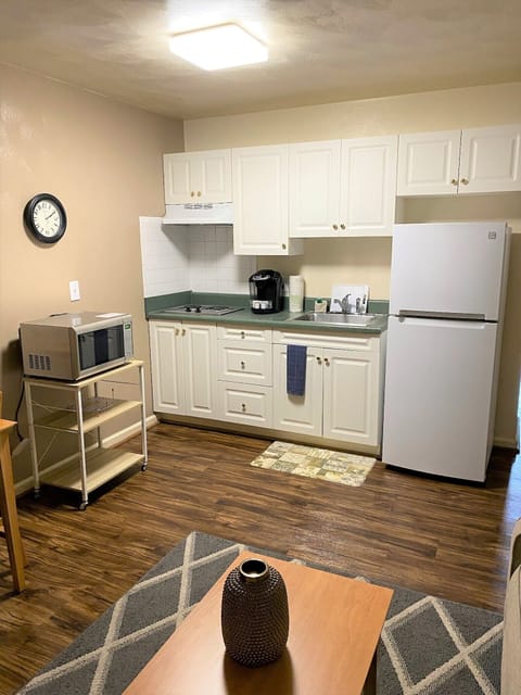 Full-size fridge, microwave, stovetop, coffee/tea maker