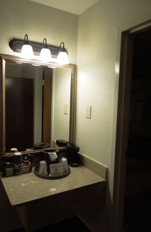 Deep soaking tub, free toiletries, hair dryer, towels