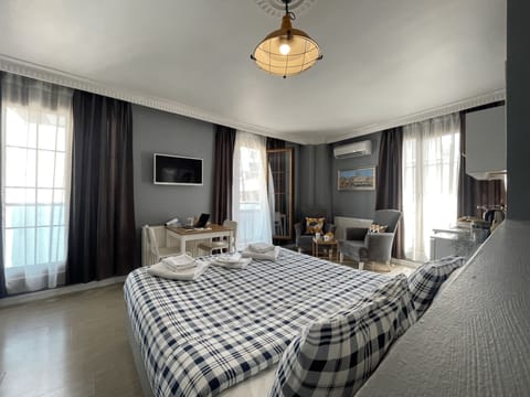 Deluxe Studio | Premium bedding, minibar, desk, laptop workspace