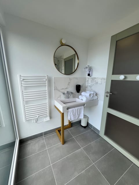 Duplex | Bathroom | Shower, free toiletries, hair dryer, towels