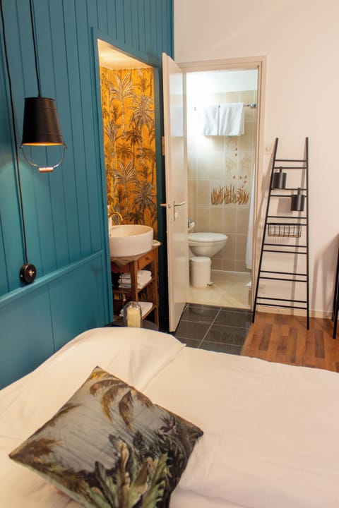 Economy Double Room - Easy Stay | Bathroom | Free toiletries, hair dryer, towels