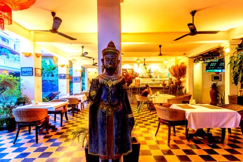 2 restaurants; breakfast, lunch, dinner, and brunch served