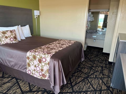 Standard Room, 1 Queen Bed | Desk, blackout drapes, iron/ironing board, free cribs/infant beds