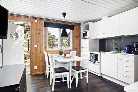 Cottage, 1 Bedroom | Private kitchen | Fridge, microwave, coffee/tea maker, cookware/dishes/utensils