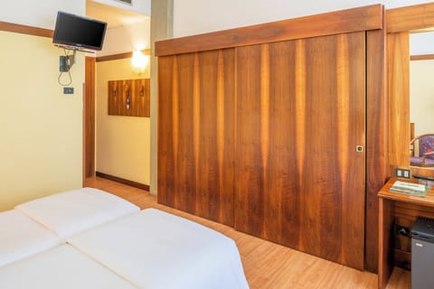 Standard Triple Room | Minibar, in-room safe, desk, bed sheets