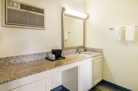 Combined shower/tub, free toiletries, towels