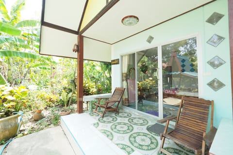 Bungalow with River View | Terrace/patio