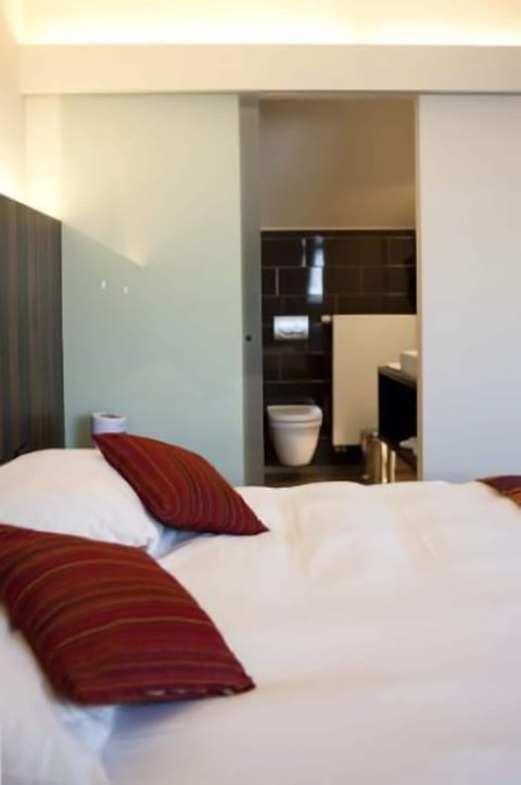 Desk, soundproofing, iron/ironing board, cribs/infant beds