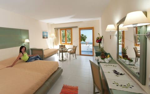 In-room safe, desk, bed sheets