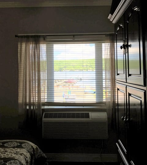 Room, 1 Queen Bed, Kitchenette, Lake View (Eagle Point) | Iron/ironing board, free WiFi, bed sheets