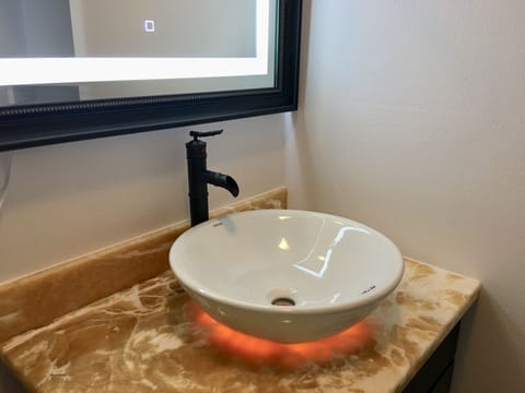 Deluxe Suite, Balcony, Lake View | Bathroom | Combined shower/tub, hydromassage showerhead, free toiletries