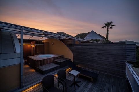 Standard Twin Room Maisonette with Spa Bath -Main Building | WiFi (free), bed sheets