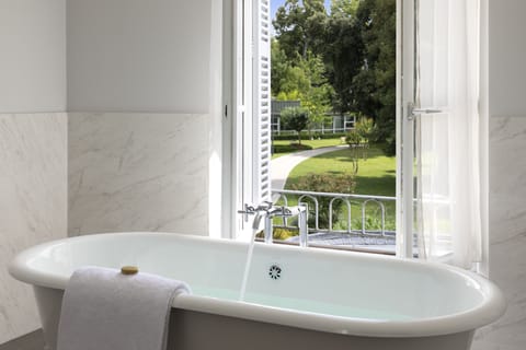 Suite Junior - Chateau | Bathroom | Hair dryer, bathrobes, slippers, towels
