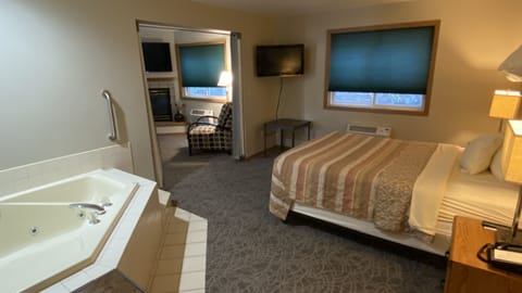 Suite, 1 Queen Bed with Sofa bed, Jetted Tub | Soundproofing, free WiFi, bed sheets