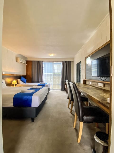 Deluxe Triple Room | Desk, free WiFi, bed sheets