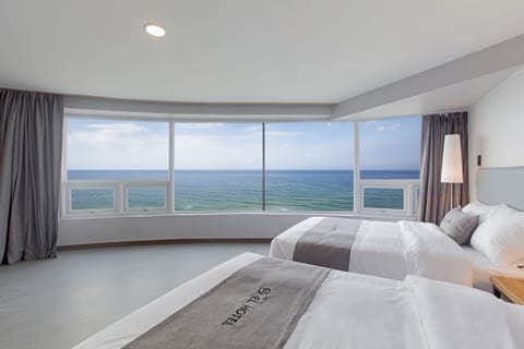 Premium bedding, desk, blackout drapes, soundproofing