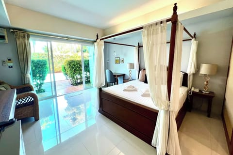 Deluxe Room | Desk, rollaway beds