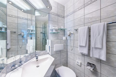Double Room Single Use, 1 Queen Bed | Bathroom | Shower, free toiletries, hair dryer, towels