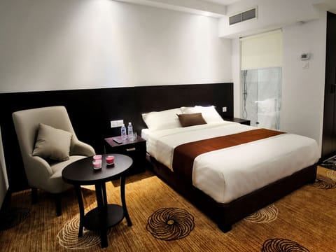 Deluxe Queen Room | In-room safe, free WiFi, bed sheets