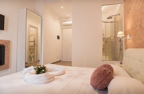 Royal Room, 1 Bedroom (S8) | Desk, soundproofing, WiFi (free)