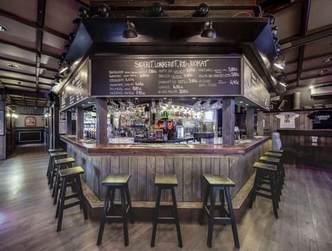 2 bars/lounges, pub