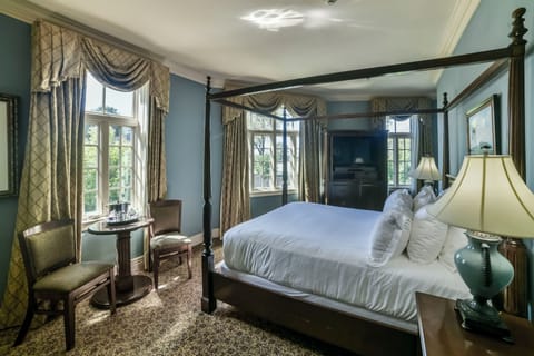 Superior Room, 1 Queen Bed | Premium bedding, in-room safe, desk, blackout drapes