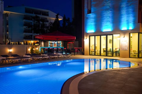 Outdoor pool, pool umbrellas, sun loungers