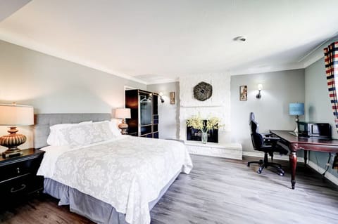 Superior Suite | Individually decorated, individually furnished, desk, laptop workspace