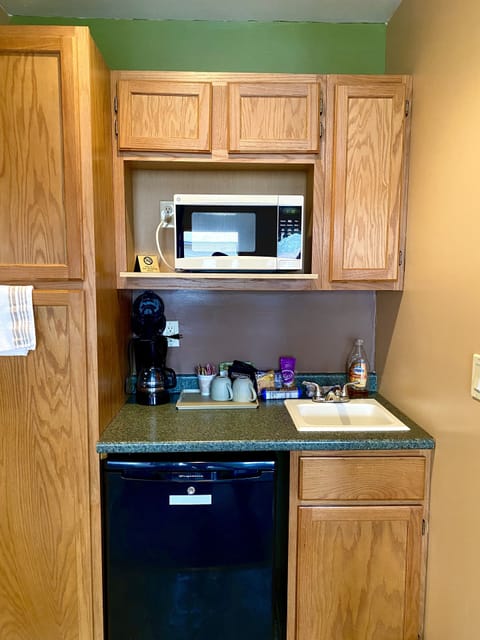 Standard Cabin, 1 Queen Bed | Private kitchenette | Fridge, microwave, coffee/tea maker
