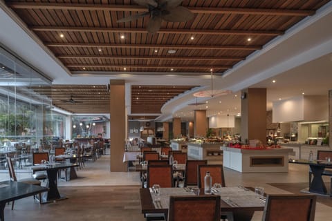4 restaurants; breakfast, lunch, and dinner served