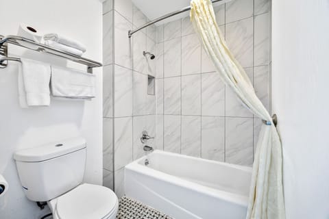 Standard Room, 1 King Bed | Bathroom | Combined shower/tub, free toiletries, hair dryer, towels