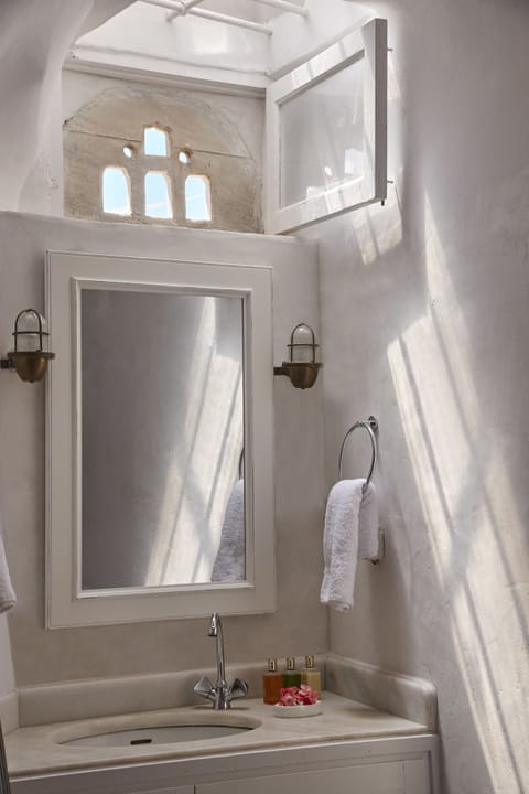 Superior Villa, 3 Bedrooms | Bathroom | Shower, free toiletries, hair dryer, towels