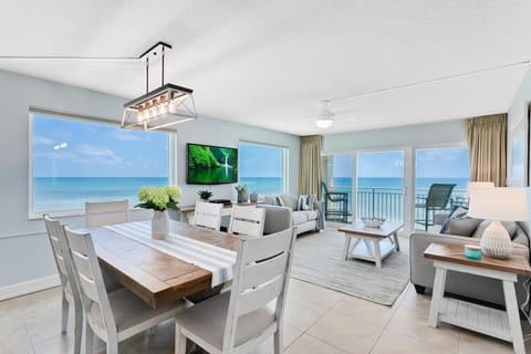 Penthouse, 3 Bedrooms, Hot Tub, Oceanfront | In-room dining