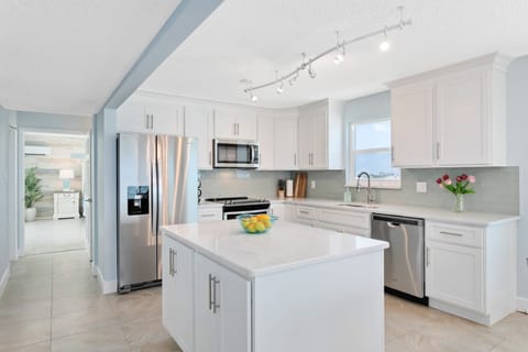Penthouse, 3 Bedrooms, Hot Tub, Oceanfront | Private kitchen | Fridge, microwave, oven, stovetop