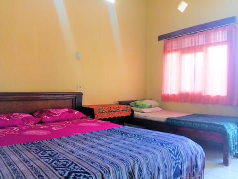 Triple Room | Desk, free WiFi, bed sheets