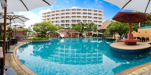 2 outdoor pools, sun loungers
