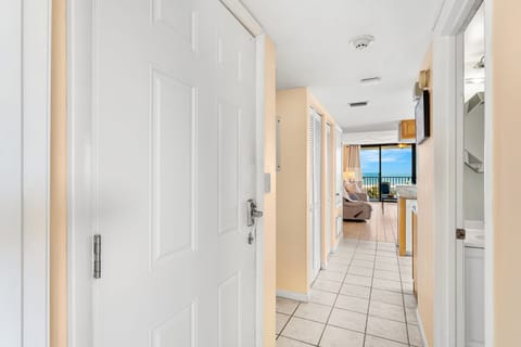 Apartment (2 Bedrooms) | Interior entrance