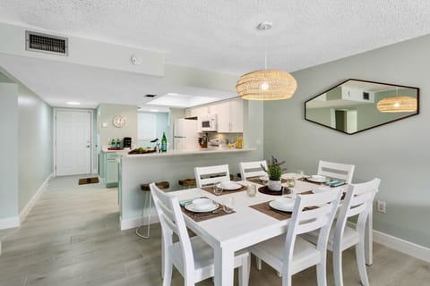 Condo, 3 Bedrooms, Ocean View | In-room dining