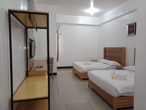 Family Room | Desk, WiFi (free), bed sheets