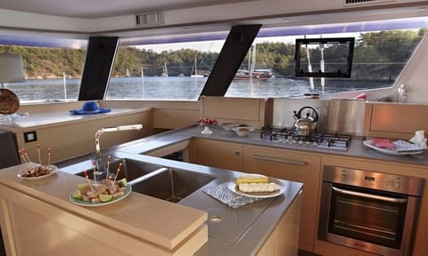 Ipanema 58 Private Yacht | Room service - dining