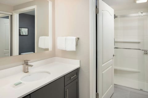 Suite, 1 Bedroom, Smoking | Bathroom | Combined shower/tub, designer toiletries, hair dryer, towels