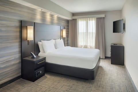 Suite, 2 Bedrooms, Smoking | Hypo-allergenic bedding, in-room safe, desk, laptop workspace