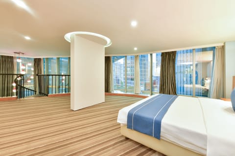 Signature Suite, 1 Bedroom  (Mainland Chinese Citizen Only) | Minibar, desk, soundproofing, iron/ironing board