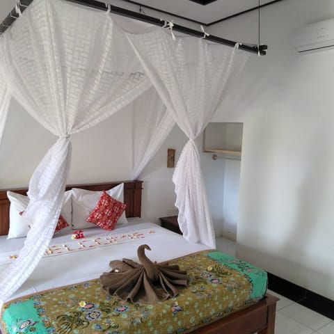 Deluxe Garden Room | Blackout drapes, iron/ironing board, free WiFi