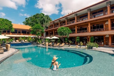 2 outdoor pools
