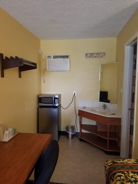 Standard Single Room, 2 Double Beds | Living area | Flat-screen TV