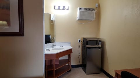 Combined shower/tub, hair dryer, towels