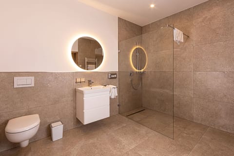 Deluxe Room | Bathroom | Free toiletries, hair dryer, towels